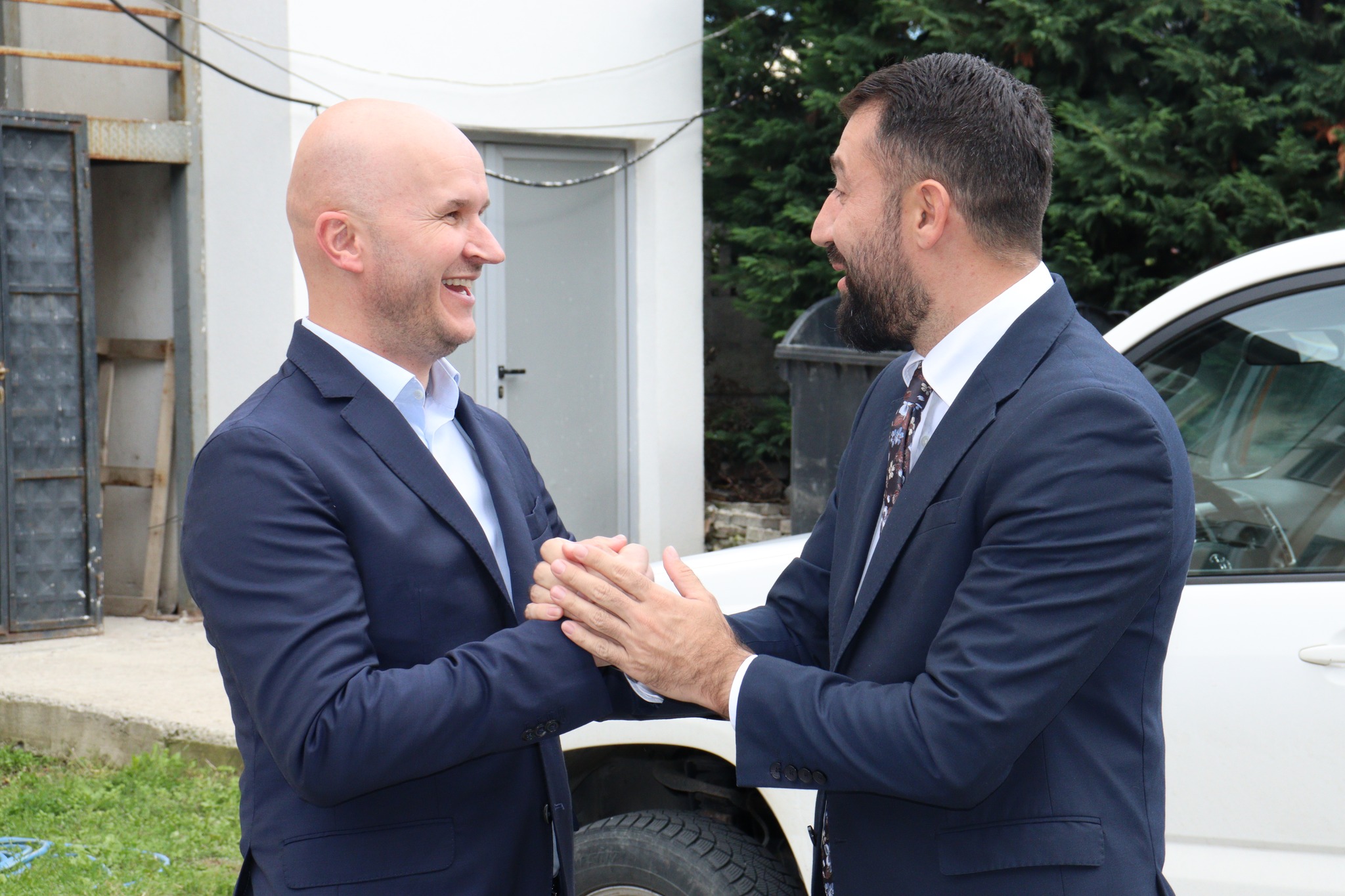 Ministar MALS-a Elbert Krasniqi i gradonačelnik opštine Štimlje Qemajl Aliu, otvorili su projekat “Uređenje parka i kutka dečjih igara” u selu Đurkoc, opština Štimlje