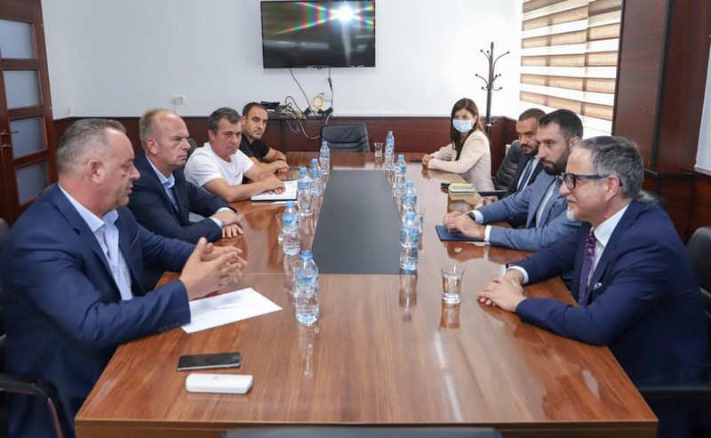 MINISTAR VITIA I MINISTAR KRASNIĆI DOČEKANI OD STRANE  GRADONAČELNIKA OPŠTINE DEČANE BAŠKIMA RAMOSAJA