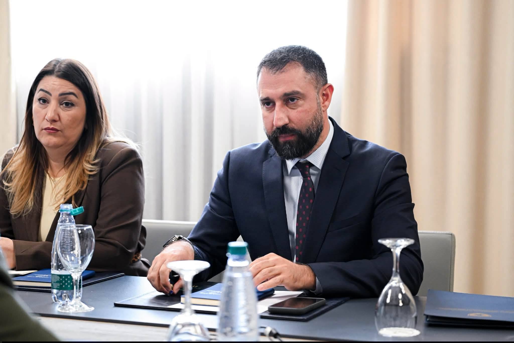 Ministri Krasniqi ka takuar Claudia Lucianin, drejtoreshë e Kongresit të Autoriteteve Lokale dhe Rajonale të Këshillit të Evropës, dhe Mary-Ann Hennessey, shefen e Zyrës së Këshillit të Evropës në Prishtinë